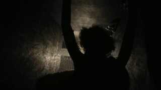 在夜总会厕所里