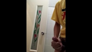 角质年轻的印度尼西亚小伙子