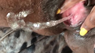 射精，指法和撒尿在我身上。极致特写