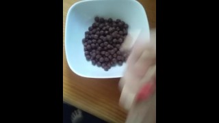 男孩在早餐中射精