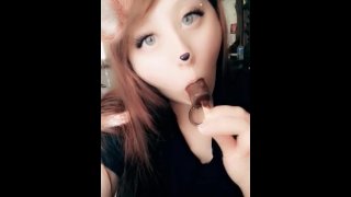 她希望这根巧克力香蕉是你的鸡巴