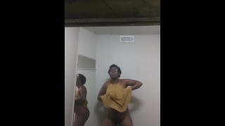 工作时在浴室里操了自己