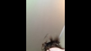 布兰登·科迪（Brandon Cody）第一次与女性发生性关系。湿漉漉的，尖叫声