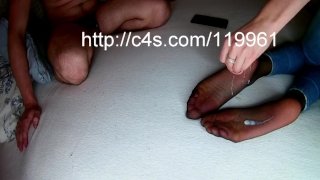 避孕套在贞操上，射精和精液清理从连裤袜鞋底