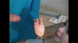 年轻的熟女在荣耀洞吮吸鸡巴