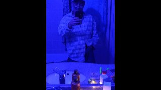 弗朗西斯卡浮肿的乳头让我在牛仔裤里射精