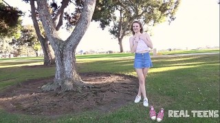 真正的青少年 - Addee Kate 的紧身青少年阴户被性交 POV 风格