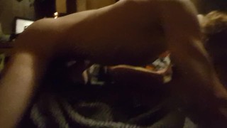 瘦而光滑的兄弟吮吸鸡巴。