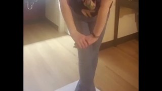 小便绝望和牛仔裤尿湿