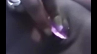 女孩在她的男人不在的时候玩性玩具