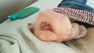 在床上独自自慰。看看它有多大