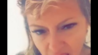 肮脏的熟女淋浴洗大胸部