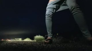 在公路旅行中在高速公路边撒尿