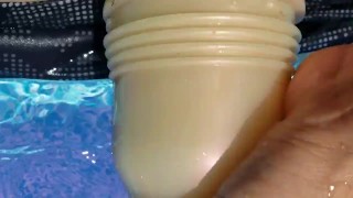 夏天的乐趣大声呻吟他妈的猫在游泳池里