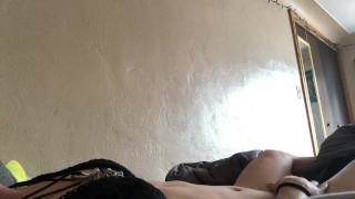 娇小的 21 岁取悦自己