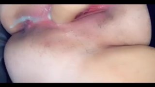 厚厚的 PAWG 用 8 英寸假阳具操自己，直到她奶油