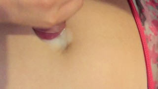 早上打手枪，同时再次观看无尽，肚皮纽扣充满了精液