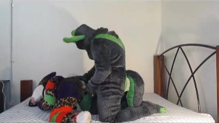 Evenji 和 Scrappy 一起玩和他妈的