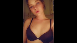 素人脱下胸罩揉奶吸烟