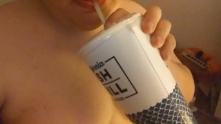 胖乎乎的喂食女孩睡前吃饼干，揉大性感的胃粮