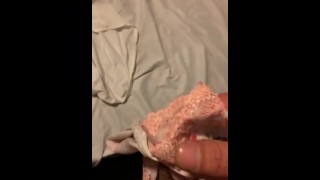 偷了妈妈用过的内裤，然后把它们弄得一团糟