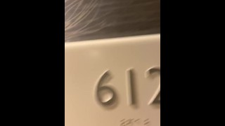 酒店里大声喧哗的女人想被听到！