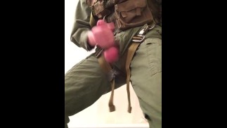 越南直升机机组人员装备中的士兵释放了他的负载