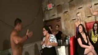 性感的金发女郎和黑发女郎吮吸硬脱衣舞娘的鸡巴