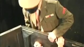 穿制服的男人他妈的