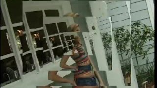 蓝色牛仔裤金发女郎 1 - 场景 3