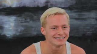 GayCastings Teenie bopper 被挤压了他的屁眼