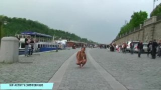 甜蜜的少女玛蒂娜在公共场合裸体
