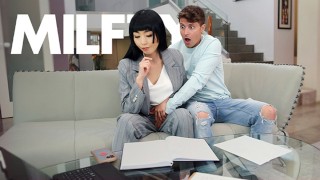 我懊悔的继母让我摸她的胳膊，因为她忘记了我的生日 - MYLF