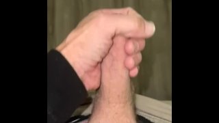 坚硬，真的很角质。有人会来吮吸这个鸡巴吗？