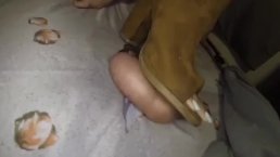 亚洲情妇靴子给球一只手。