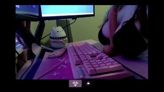 呻吟的 egirl 提供私人 masterbution 帮助