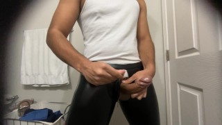 爸爸性感地摆出摄像头的姿势，开始做他的日常恋物癖，直到最后一滴 