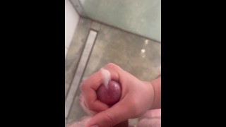 我的继母看到我自慰并决定帮忙
