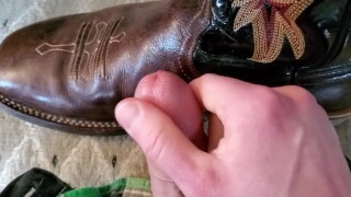 牛仔穿着黑色牧马人牛仔裤在他的靴子上射精