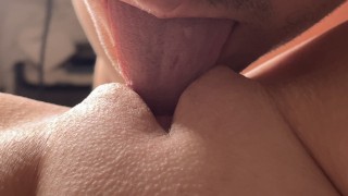 近距离吃屄！我的男朋友用他快的舌头让我高潮。4K，POV