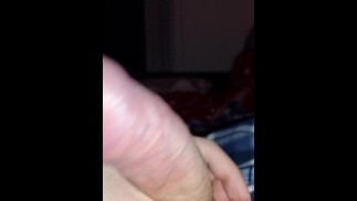 少年抽搐着他未切割的鸡巴，呻吟和呜咽