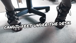 POV 看着坦率的 T 女孩在她的桌子下穿着凉鞋的脚