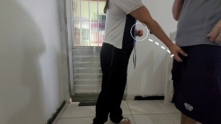 我的邻居总是派她的继女回家向我要鸡蛋