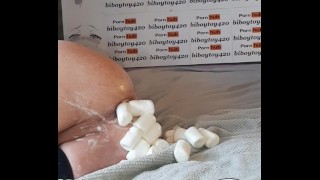 Anal Twink 插入 24+ 大棉花糖在他的屁股上，直到奶油般的巨大肛交脱垂。