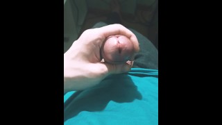 一个穿着蓝色T恤的家伙坐在扶手椅上时从他的老二上跳下来