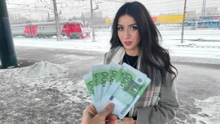 Публичный агент - Предложил девушке с вокзала пройти кастинг прямо в публичном поезде