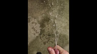 在我的公寓外面快速小便