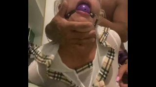 肮脏的学校妓女被绑起来并被粗暴对待