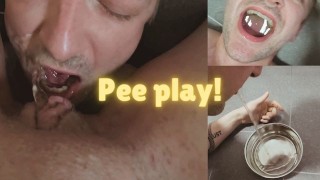 我在乖孩子嘴里撒尿，让他玩弄我的尿液和吞咽
