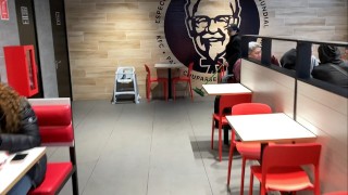 KFC fui como cliente REAL y acabé masturbandome en el BAÑO PÚBLICO